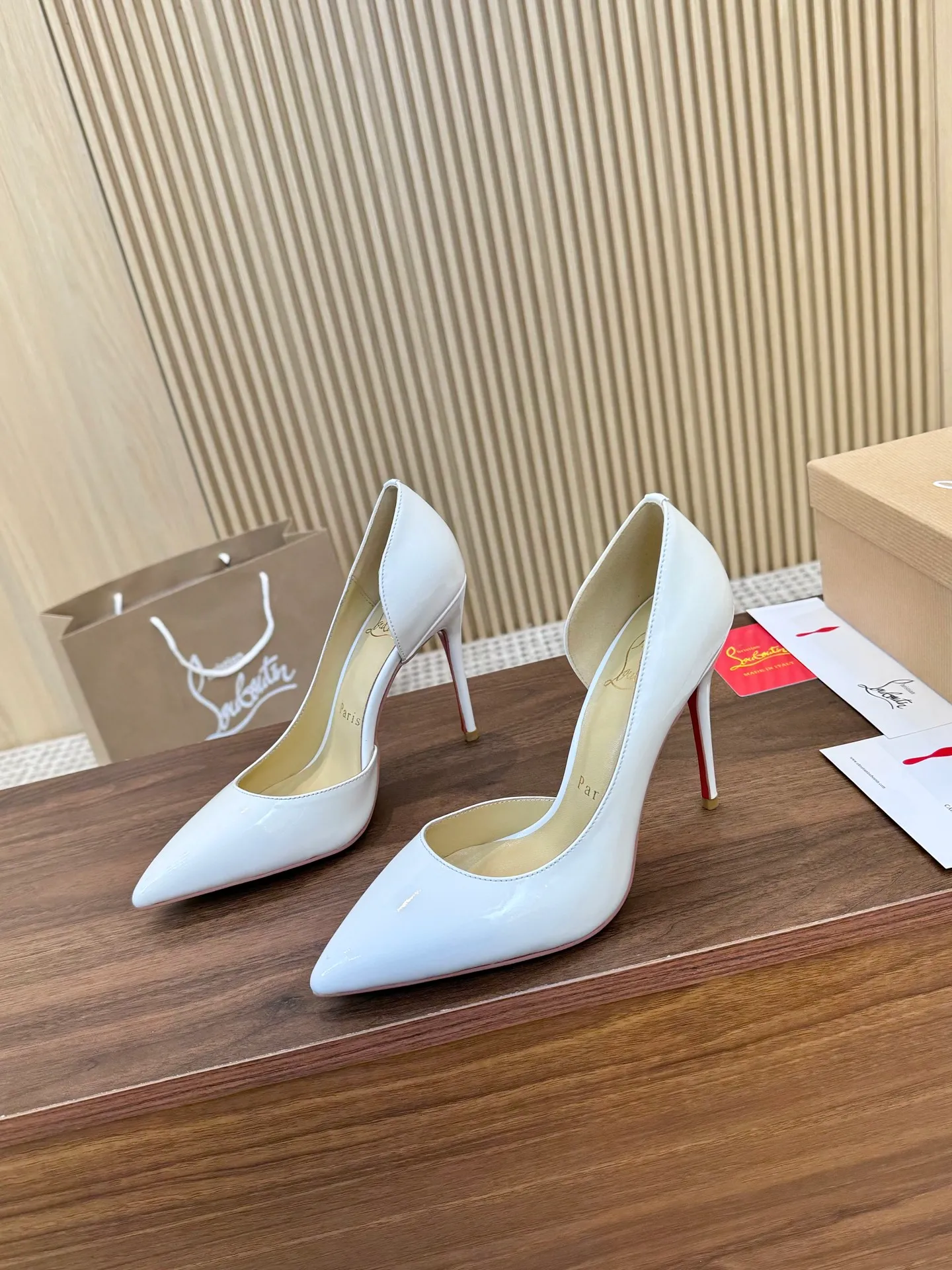 💕💕Factory direct selling price p440💕💕 Genuine leather sole +40 shipped all year round💝Christian Louboutin CL👠 "Imported cow patent leather💎Side hollow series" noble and luxurious, real blingbling👟👟 real materials, all customized by the pattern maker, and the materials are made of original customized materials to achieve the taste of the original 5 color options💍 Upper: Imported 👉cow patent leather💪 Lining: Sheepskin foot pad/lining Size: 34-40.41.42 Heel height: two options: 10.5cm and 8.5cm